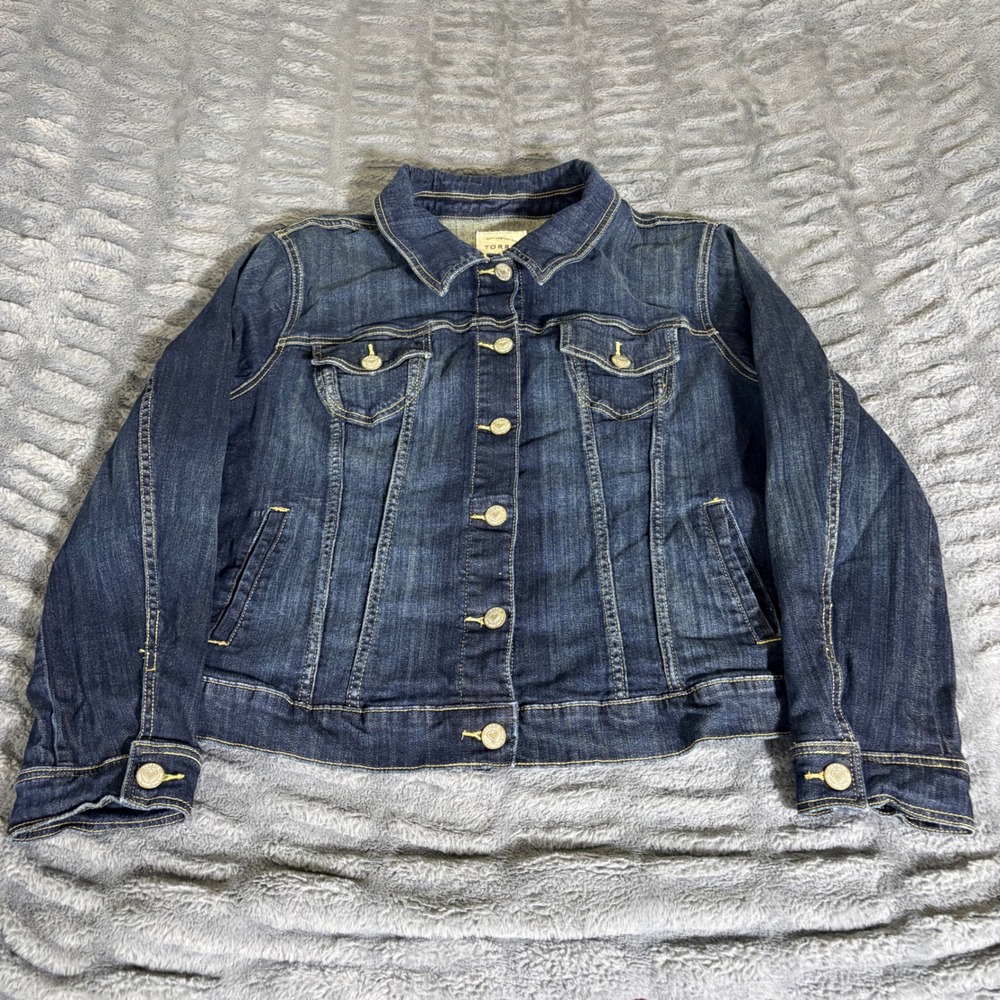 Torrid Womens Size 2 Dark Wash Denim Trucker Jacket Heart Buttons Stretch AT378